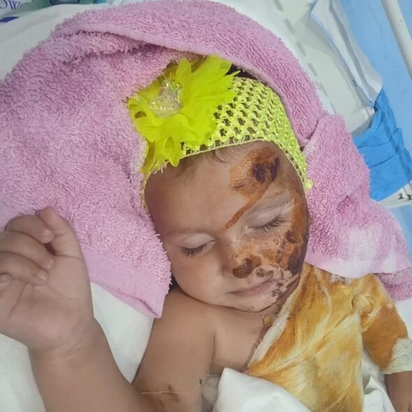 Balaca Zəhranın anası fəryad edir: "Bint almağa belə pulum qalmayıb" - FOTO