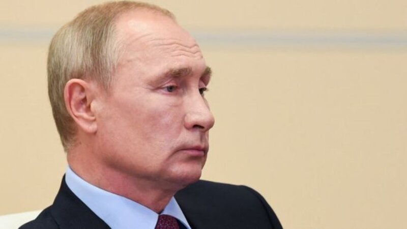 Putin əcnəbi əməkdaşlara Rusiya vətəndaşlığının verilməsi haqqında fərman imzalayıb