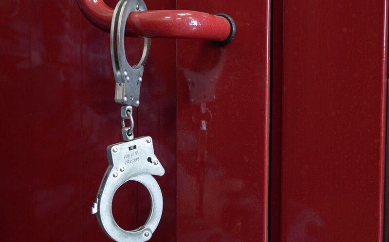 "Tanışım nazirlikdə işləyir" deyən şəxs məhkəmə zalından azadlığa buraxıldı