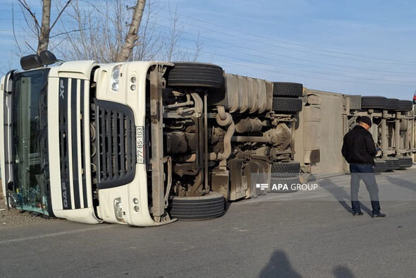 Ağstafada TIR aşıb - FOTO