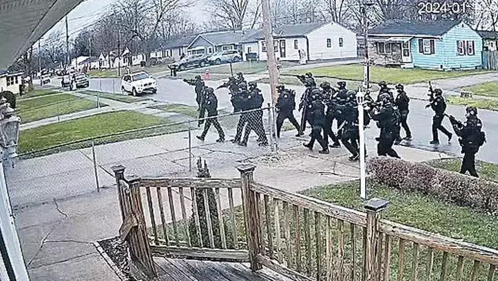 Yanlış evə basqın polis körpənin həyatını riskə atdı!