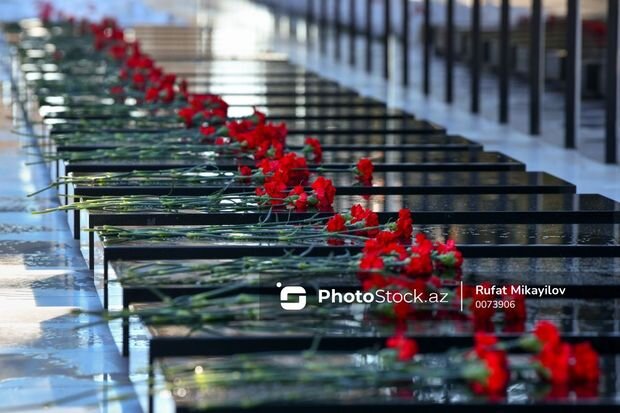 Müdafiə Nazirliyinin şəxsi heyəti Şəhidlər xiyabanını ziyarət edib