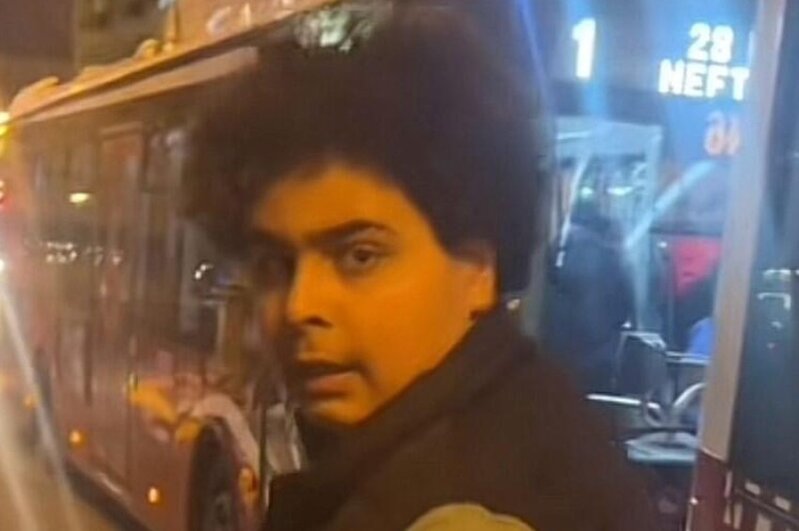 Azərbaycanda avtobusda qeyri-etik hərəkətlər edən gəncin döyülmə anı - VİDEO