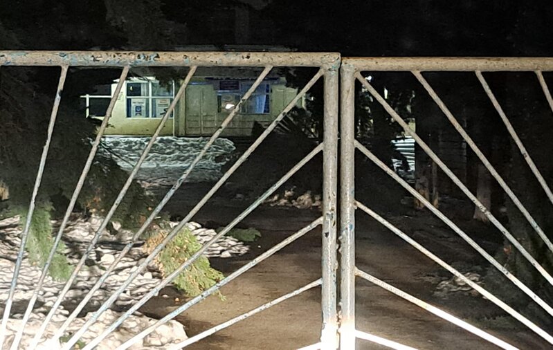 "Məktəbin tavanı sıradan çıxıb, yağış birbaşa otaqlara yağır" - Video