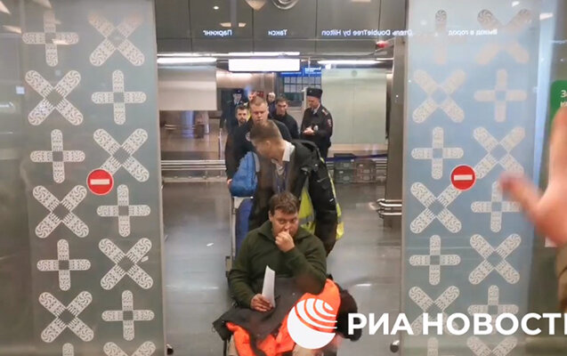 Dəhşətli qəzadan sağ çıxanlar aeroportda belə qarşılandılar - Video