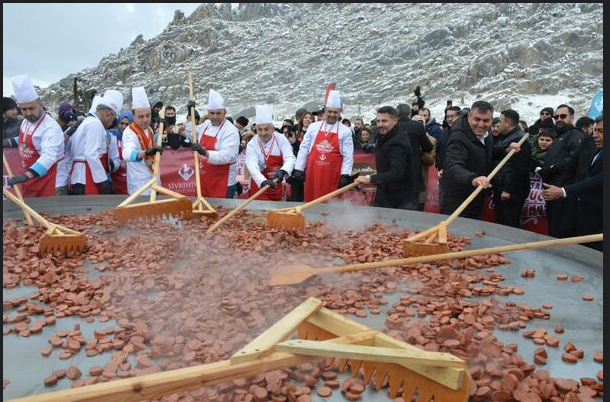 450 kq sosiska və 3000 yumurtadan yemək hazırlandı - FOTO