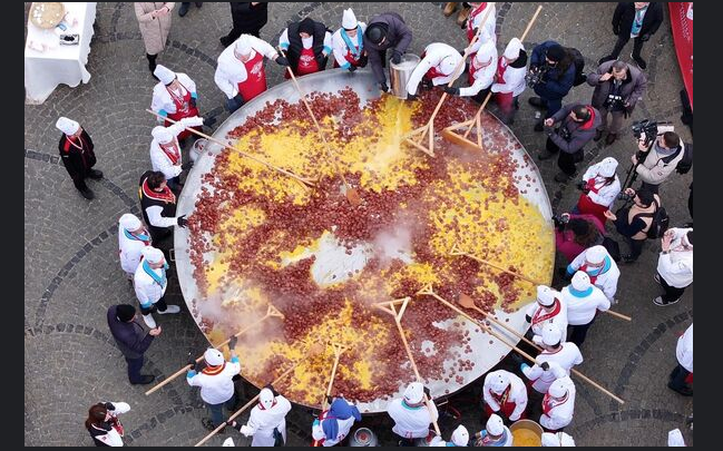 450 kq sosiska və 3000 yumurtadan yemək hazırlandı - FOTO