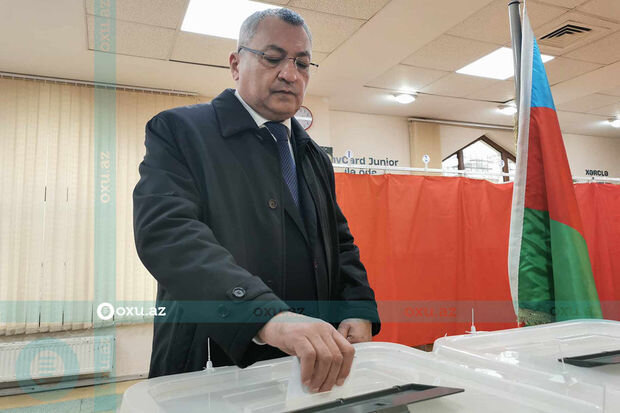 Rövşən Rzayev prezident seçkisində səs verdi