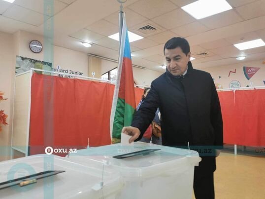 Hikmət Hacıyev prezident seçkisində səs verdi