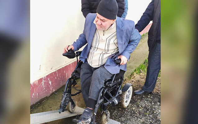 Şabranda I qrup əlil evdə səs verməkdən imtina etdi, məntəqəyə getdi