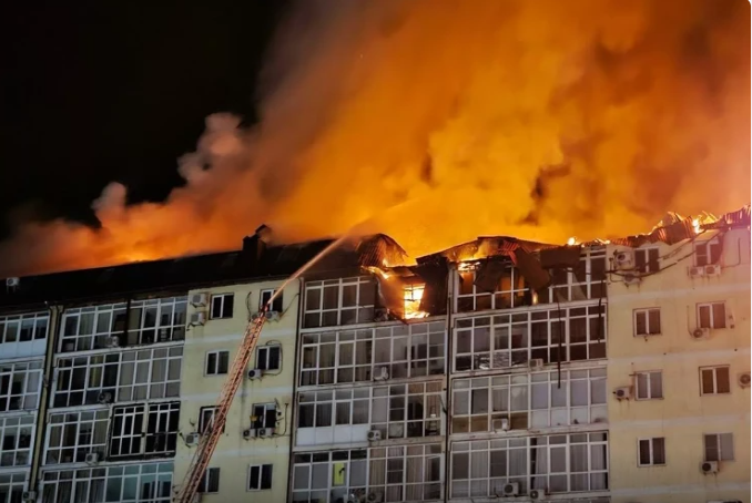 Yaşayış binası yandı, 440 nəfər...