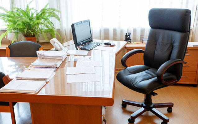 Rüşvət alarkən tutulan məmura 8 il 6 ay həbs verildi