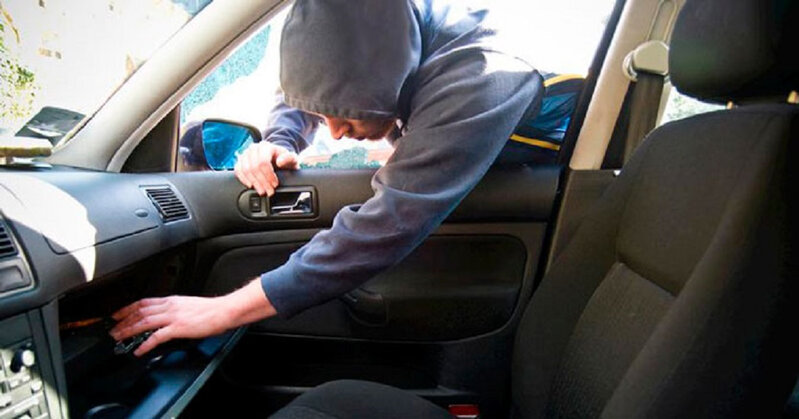 Bakıda maşından 4000 manatlıq saat oğurlandı