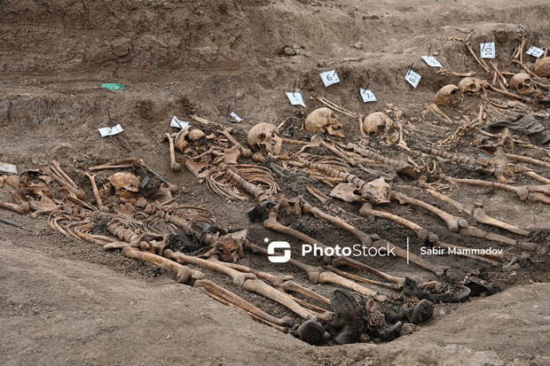 Xocalıda əl-ayaqları bağlı uşaq və qadınlara aid qalıqlar tapıldı - VİDEO