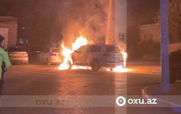 Vəzifəli şəxsin bahalı avtomobili müəmmalı şəkildə yandı - Fotolar