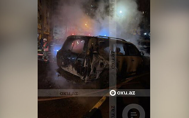Vəzifəli şəxsin bahalı avtomobili müəmmalı şəkildə yandı - Fotolar