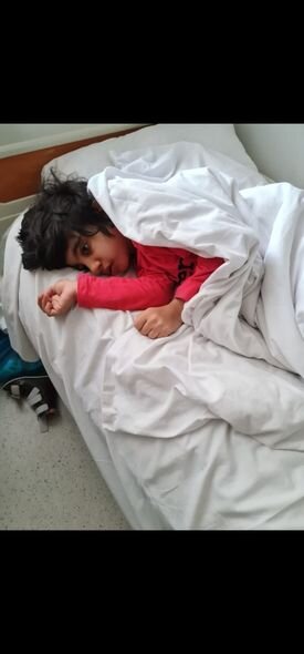 Xəstəliyinə görə atası atdı, nənəsi küçədə limon satır: Nurayın yaşamaq üçün yardıma ehtiyacı var - FOTO