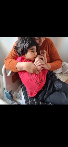 Xəstəliyinə görə atası atdı, nənəsi küçədə limon satır: Nurayın yaşamaq üçün yardıma ehtiyacı var - FOTO