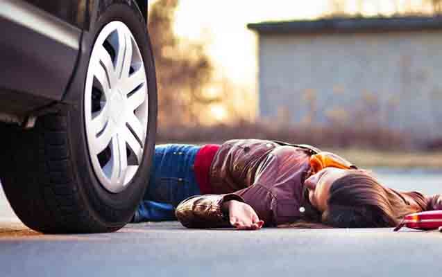 İki qadını maşın vurub öldürdü