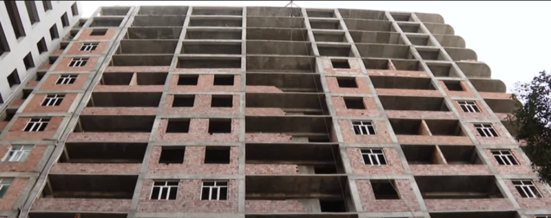 18 ildir tikilən binada 354 mənzil 1000-dən çox şəxsə satılıb - VİDEO