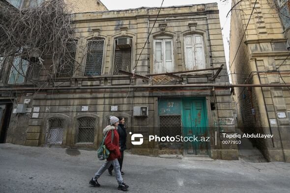 "Sovetski"də nazik dirəyin ümidinə qalan eyvan söküldü - FOTO/VİDEO
