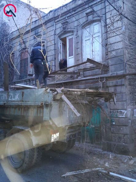 "Sovetski"də nazik dirəyin ümidinə qalan eyvan söküldü - FOTO/VİDEO