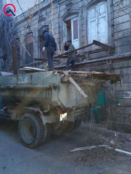 "Sovetski"də nazik dirəyin ümidinə qalan eyvan söküldü - FOTO/VİDEO