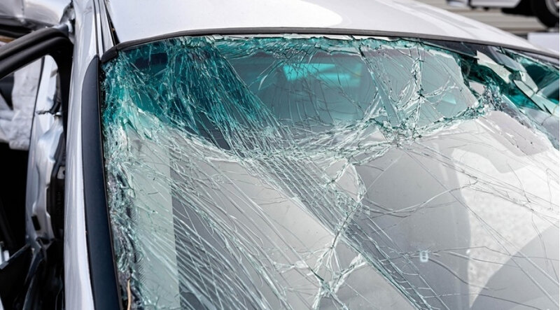 Astarada avtomobil elektrik dirəyinə çırpılıb, ölən və yaralanan var