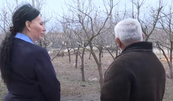 Soyqırımına məruz qalan Xocalı sakini öz evinin tikintisində iştirak edir - VİDEO