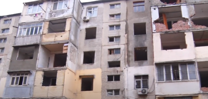 "Bizim arxamızda duranlar var, biz güclüyük" – İçində yaşayış olan binanı kim sökür?