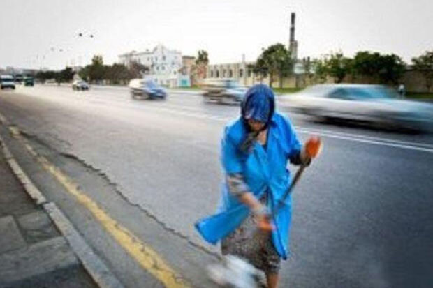 Süpürgəçi qadına əxlaqsız təkliflər edən gənclər həbs edildilər