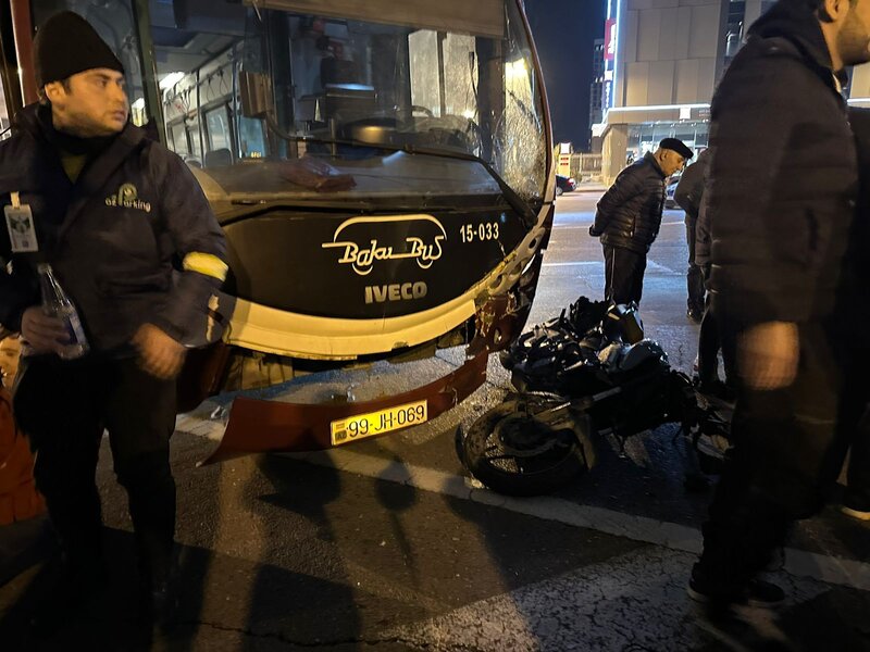 "Bakubus" avtobusu motosikletçini vurdu - Video