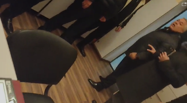 "Azərişıq" ASC-nin rəisi və qadın işçisi arasında DAVA: "Səni buradan sürüyüb çıxararam" - VİDEO