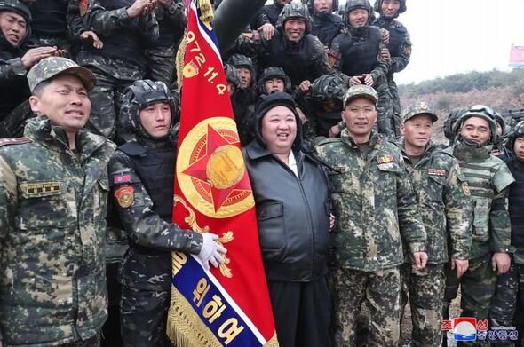 Kim Çen In ordunun ən yeni tankını özü sınaqdan keçirdi - FOTO