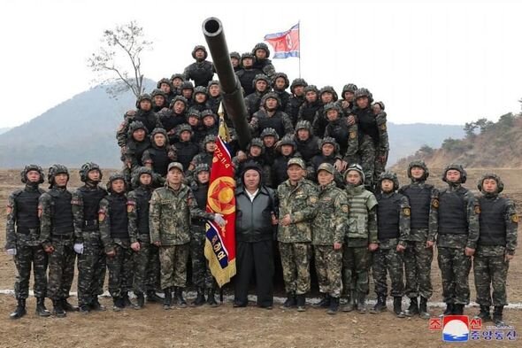 Kim Çen In ordunun ən yeni tankını özü sınaqdan keçirdi - FOTO