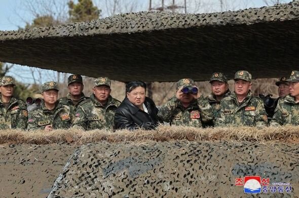 Kim Çen In ordunun ən yeni tankını özü sınaqdan keçirdi - FOTO