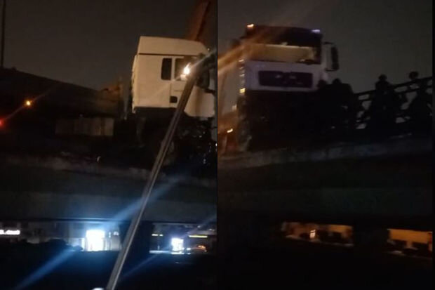 Bakıda qəza: Yük maşını körpünün üzərindəki maneələrə çırpılıb - VİDEO