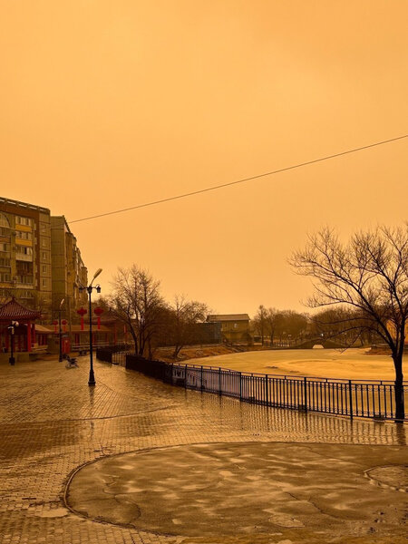 Rusiyada şəhərin üzərində səma narıncı rəngə boyandı - FOTO
