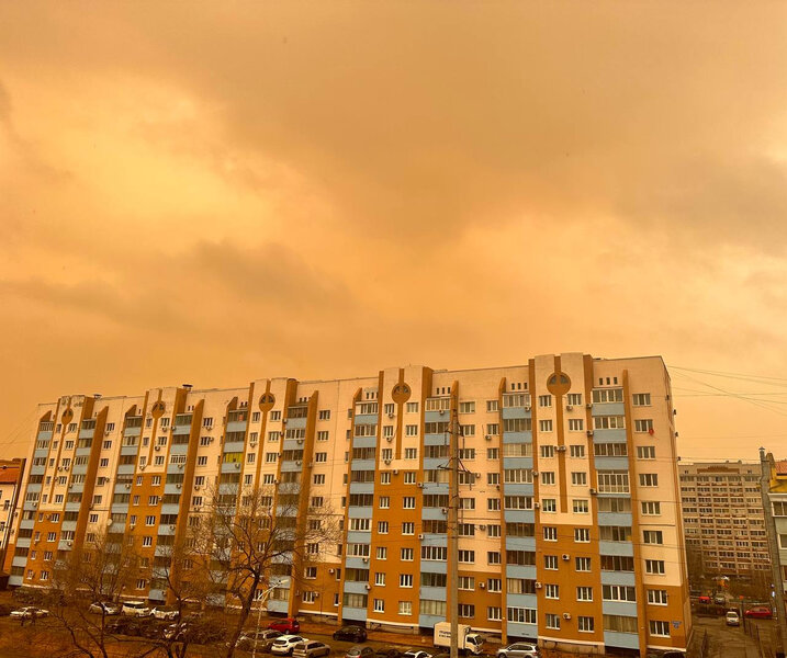 Rusiyada şəhərin üzərində səma narıncı rəngə boyandı - FOTO