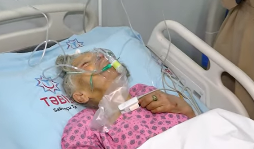 Övladlarının tərk etdiyi ananın vəziyyəti ağırlaşdı - Yardım edilən ana xəstəxanada - VİDEO