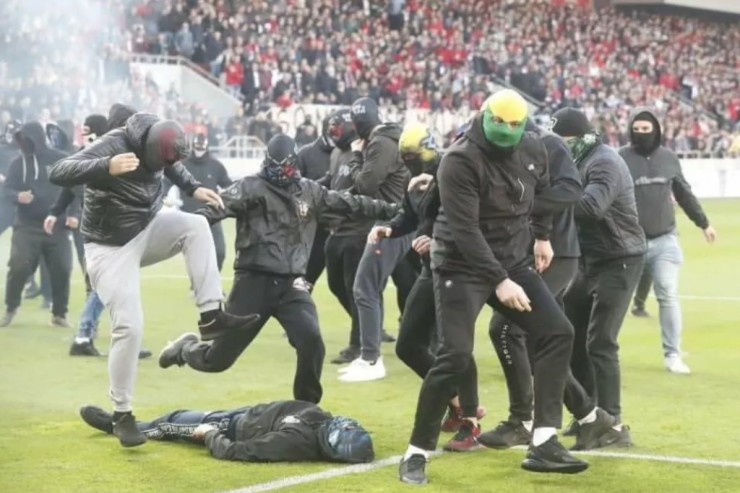 Azarkeşlər baş məqşçini döydülər