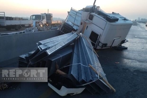 Kürdəmirdə "KamAZ" beton səkiyə çırpılıb, sürücü xəsarət alıb - FOTO