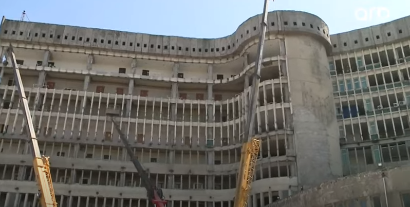 Bu binada 34 il sonra təmir işləri görülür:1990-cı ildə Bakıda baş verən hadisələrə şahidlik edən... - VİDEO