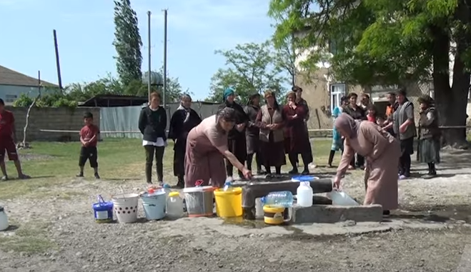 Bu şəhərdə 24 saat su növbəsində dayanırlar – Problemi həll edən tapılmır - VIDEO