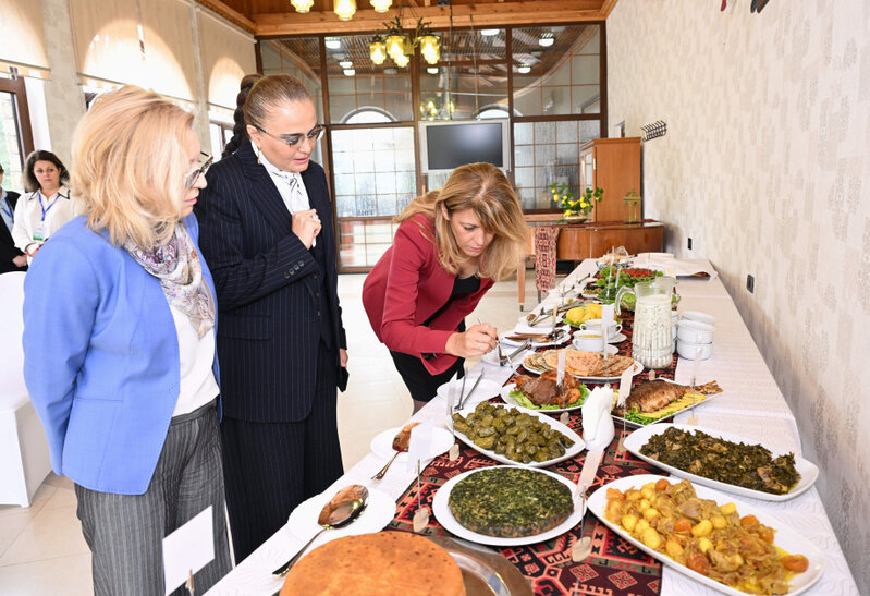 Bolqarıstanın birinci xanımı Azərbaycan milli mətbəxinin nümunələri ilə tanış olub - FOTO