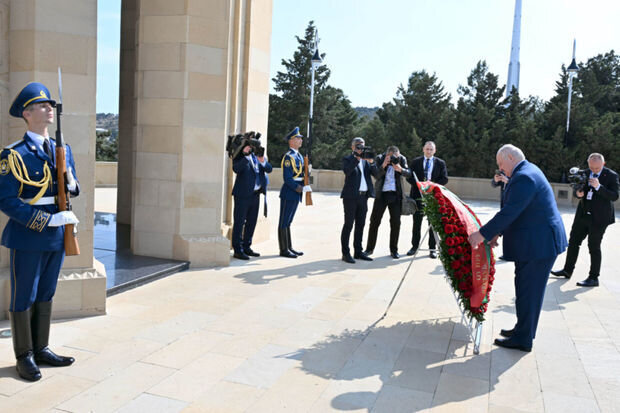 Belarus Prezidenti Aleksandr Lukaşenko Bakıda şəhidlərin xatirəsini anıb - FOTO