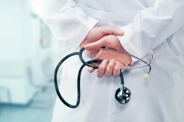 Qəbələdə həkimə xəsarət yetirdilər