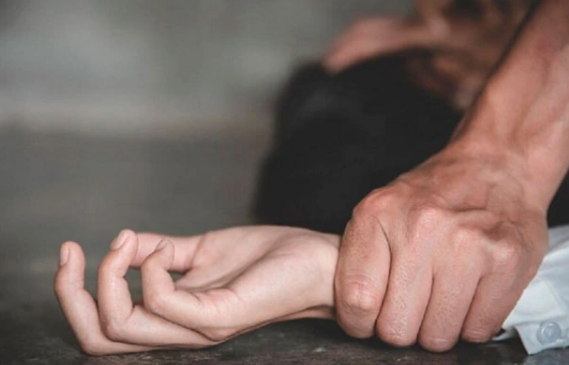 Azərbaycanda müəllimin oğlu başqa kişi ilə birləşib qıza təcavüz etdi