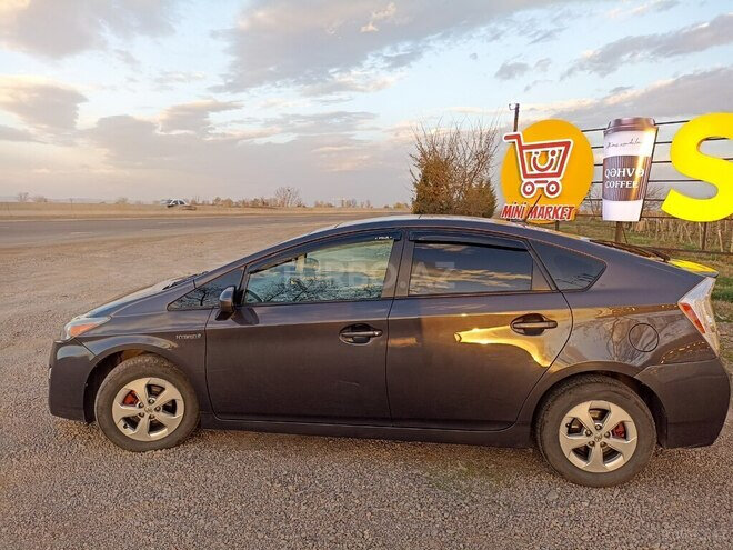 Tanışının telefonunu danışmaq adı ilə alıb "Prius"a minərək qaçdı