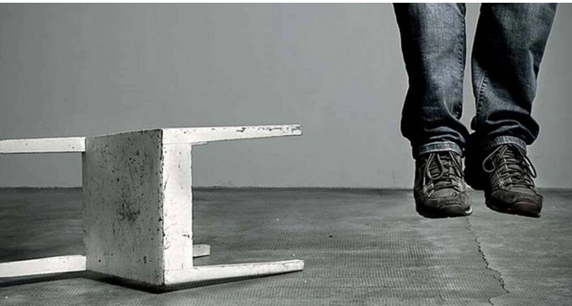 Ailəsi 44 yaşlı kişinin asılmış meyitini tapdı